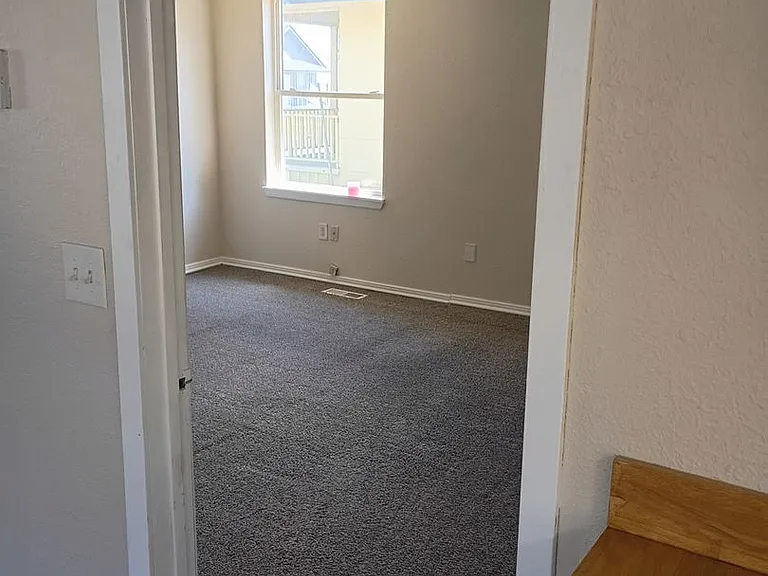 NE Spokane 2 bedroom apartment (Fresh paint and flooring) — Photo 18