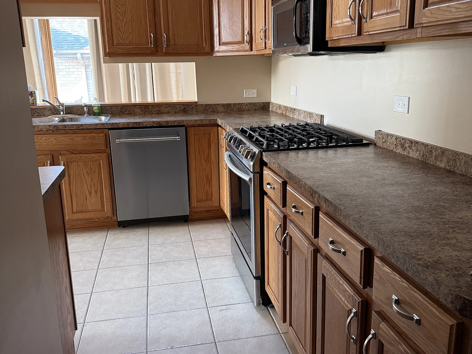 2 bed, 1200 sqft, $2,200 — Photo 4