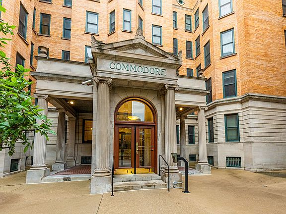 HIstoric Commodore in Lakeview East