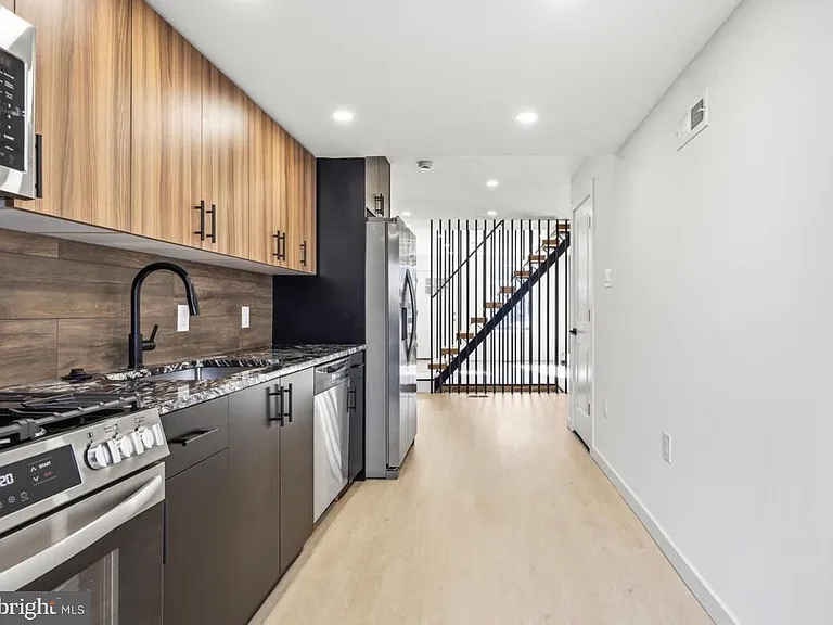1819 E Albert St — Photo 6