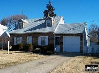 7 Pinetree Ln, Levittown, NY 11756