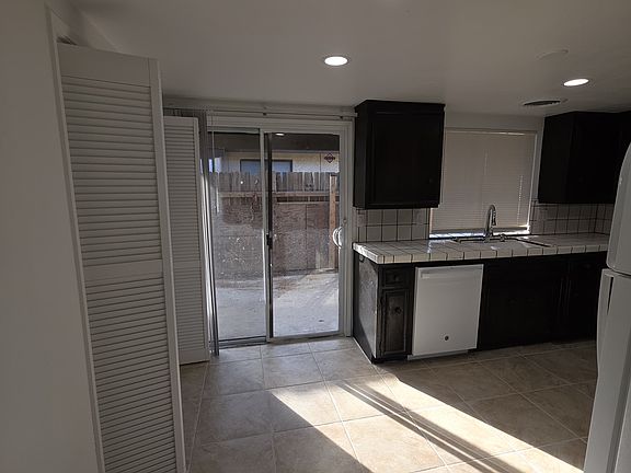 3rd image of 7700 Stockdale Hwy APT D