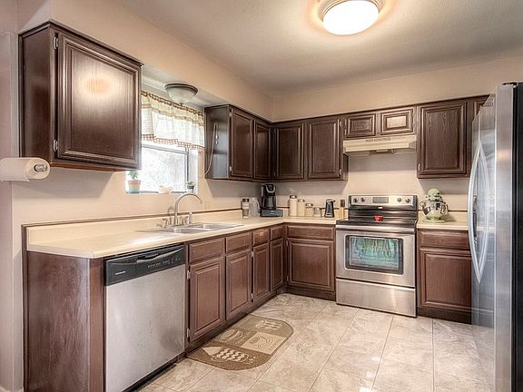 5th image of 539 Camelot Dr