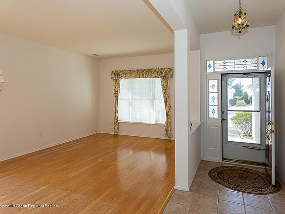 4th image of 4 Greenways Ln