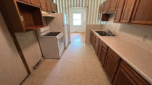 2704 S Glenwood Ave — Photo 7