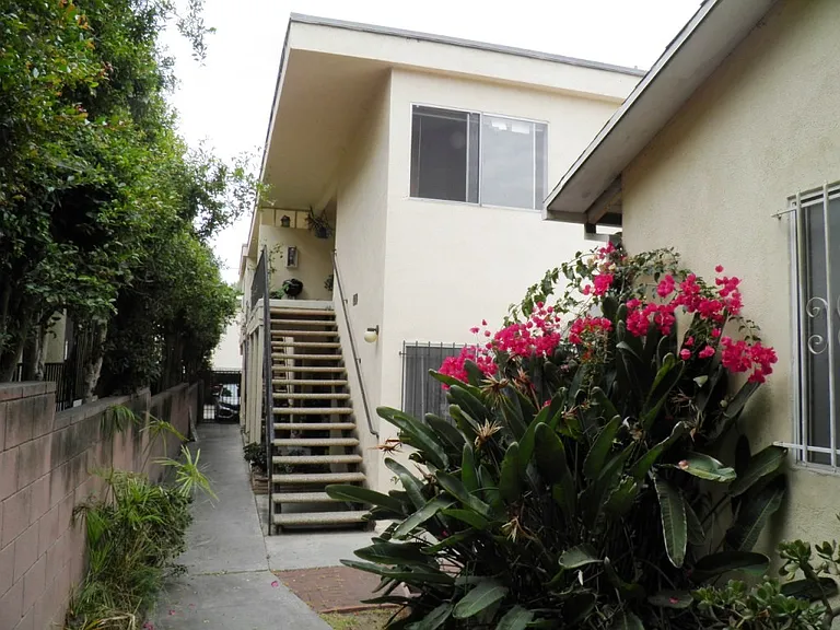 1908 11th St #5 — Photo 1