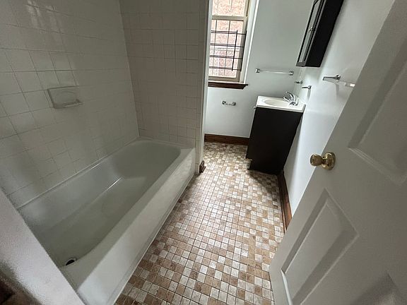 5th image of 5101-21 Walnut St #B300