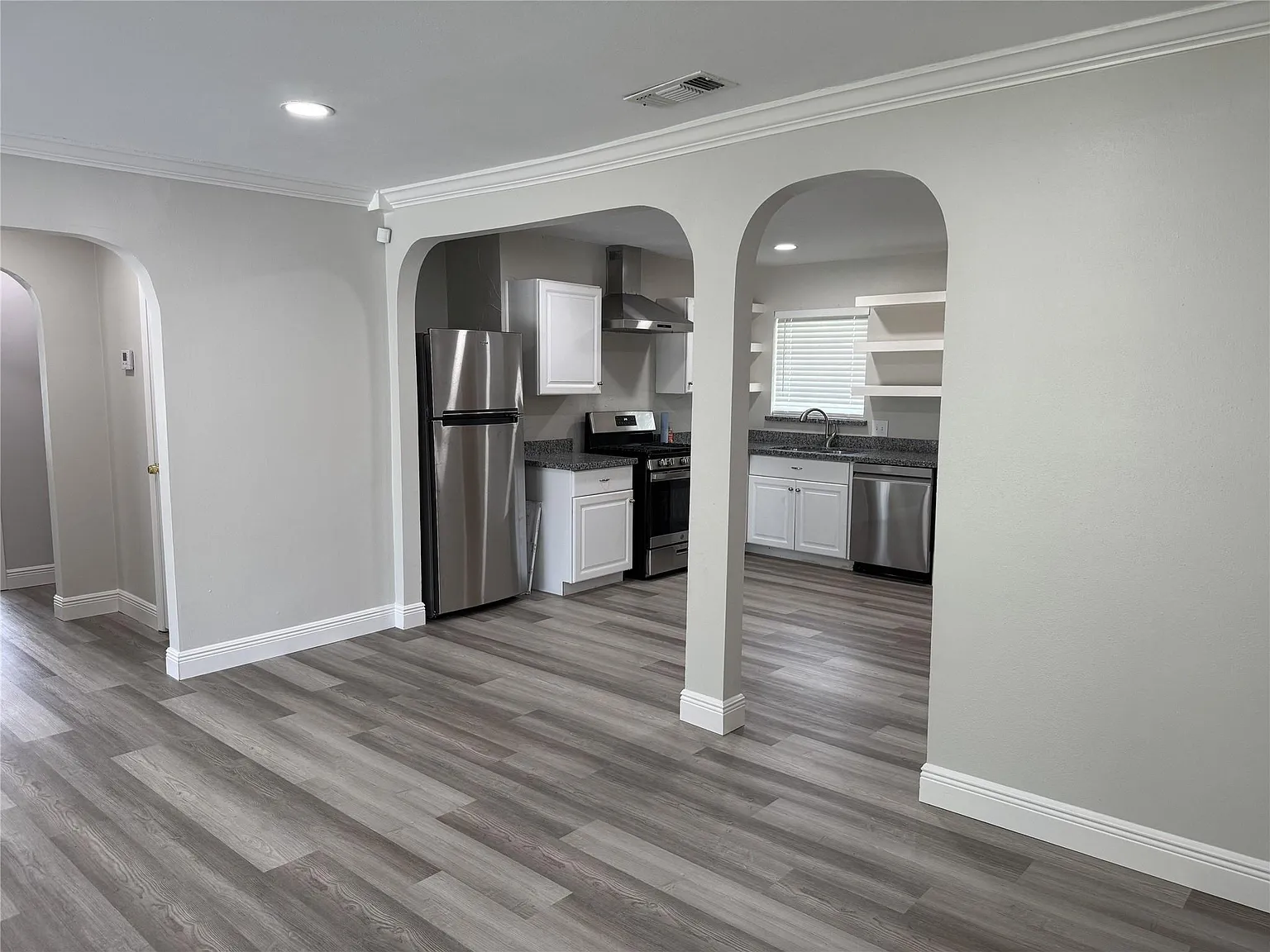 3 bed, 1.0 bath, 1477 sqft, $1,950 — Photo 4