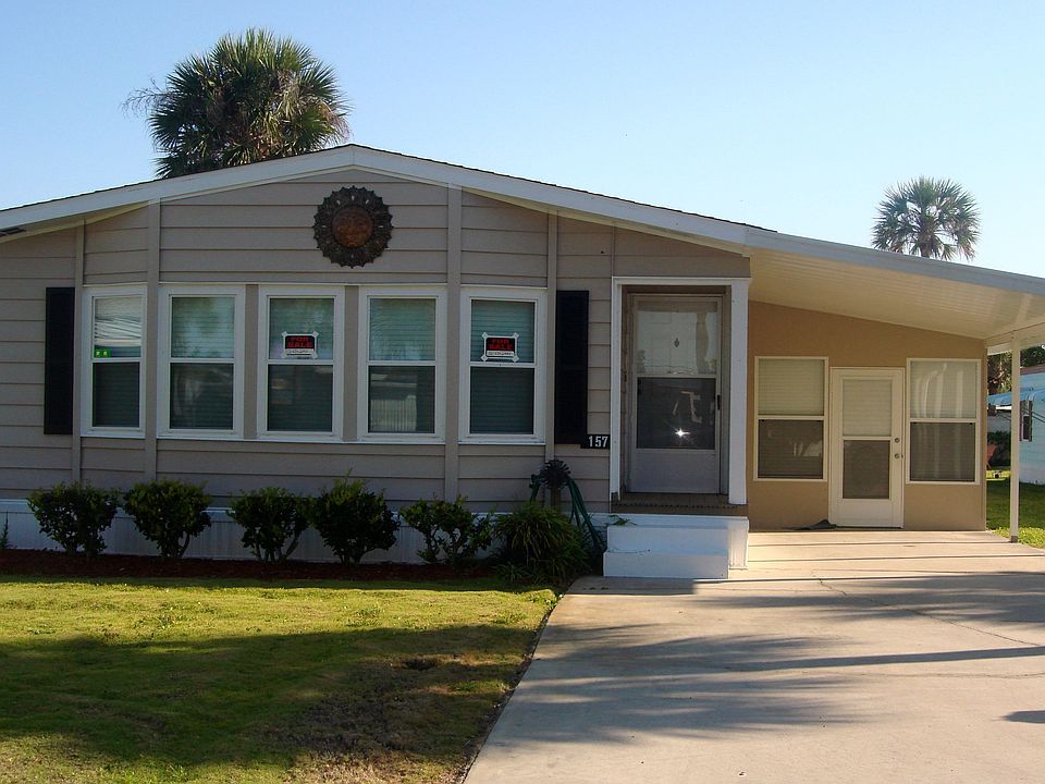 Front view on Moonlight Drive