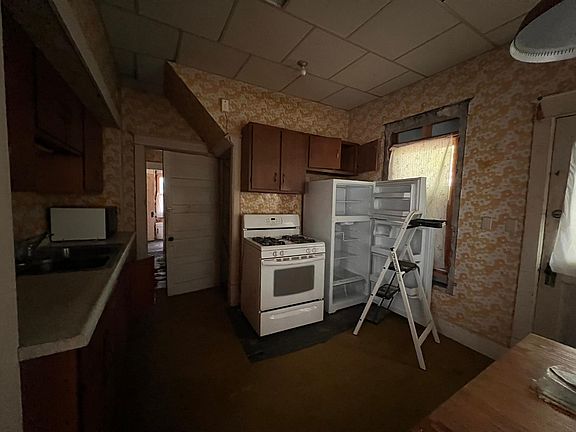 5th image of 202 3rd St S