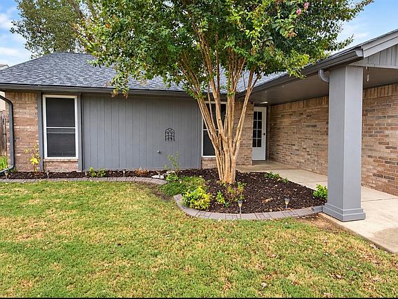3rd image of 816 N Stout Cir