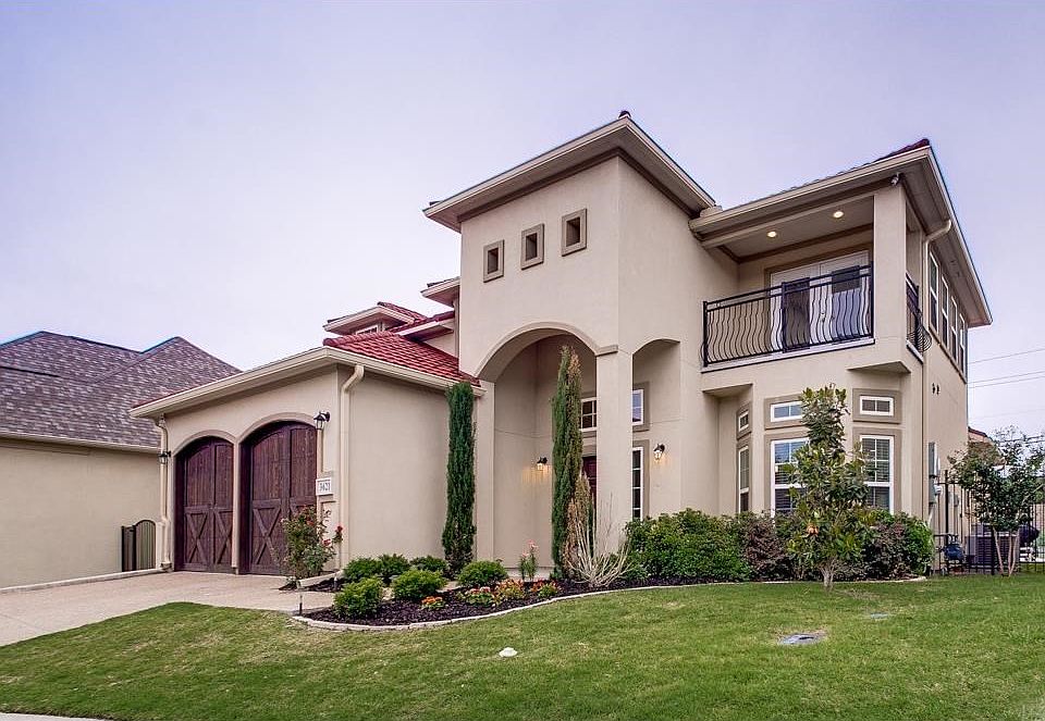 ALL STUCCO HOME FEATURING BALCONY
