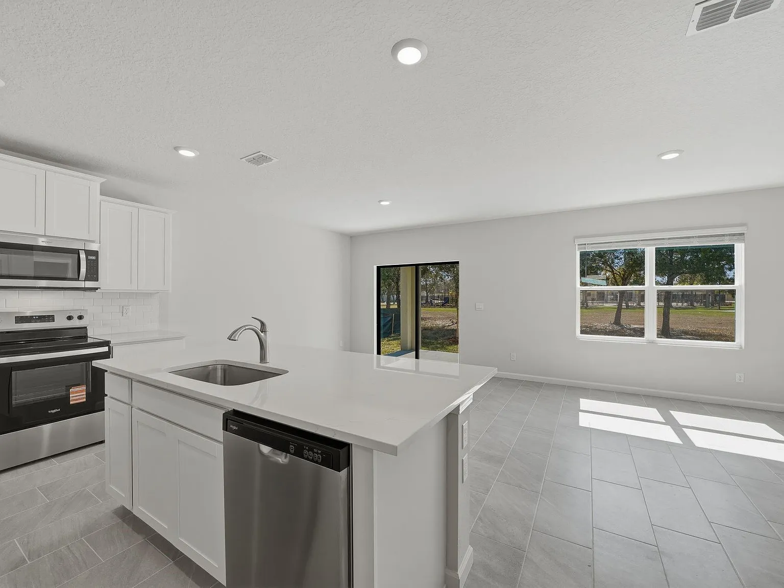 4 bed, 2.0 bath, 1916 sqft, $2,350 — Photo 3