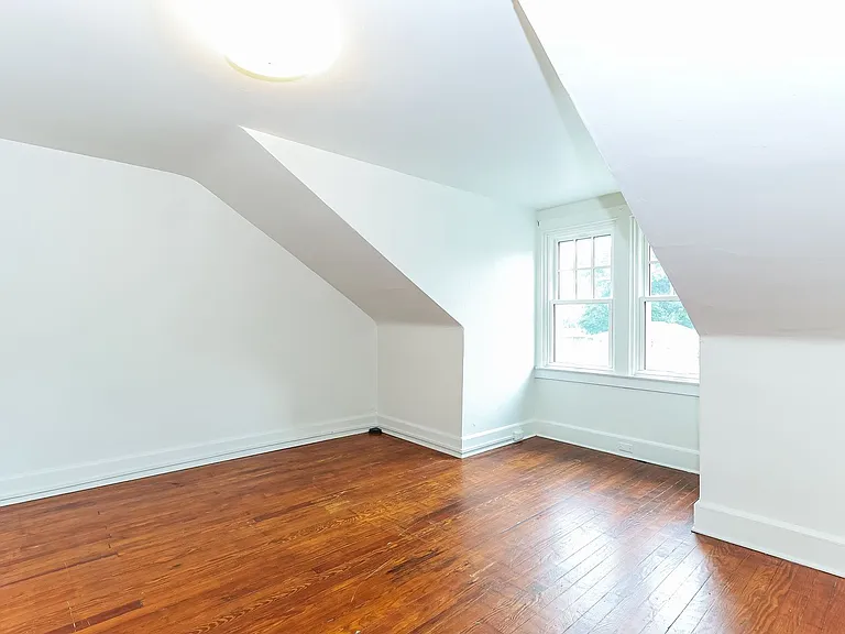 546 Manor St — Photo 11