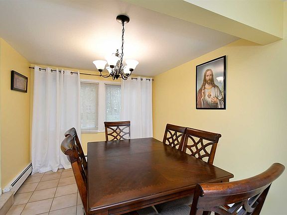 5th image of 2768 Beltagh Ave