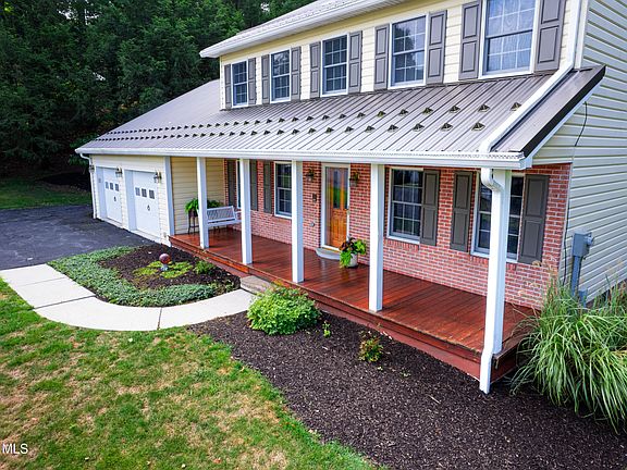 5th image of 245 Laurel Dr