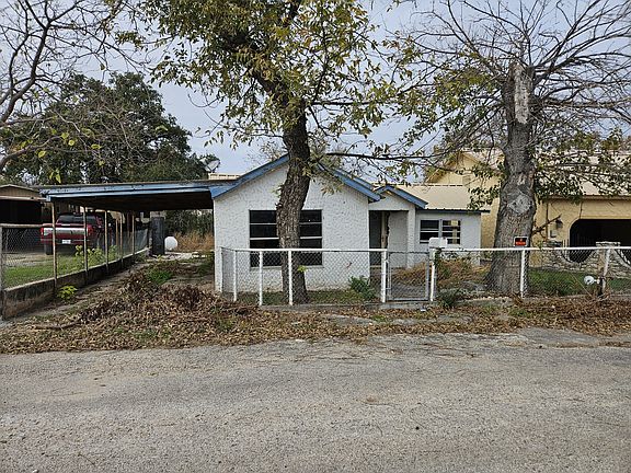 2nd image of 104 Calle Useues