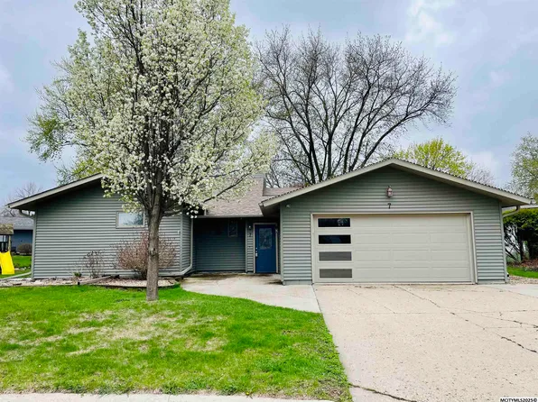 7 S Regency Ct, Mason City, IA 50401