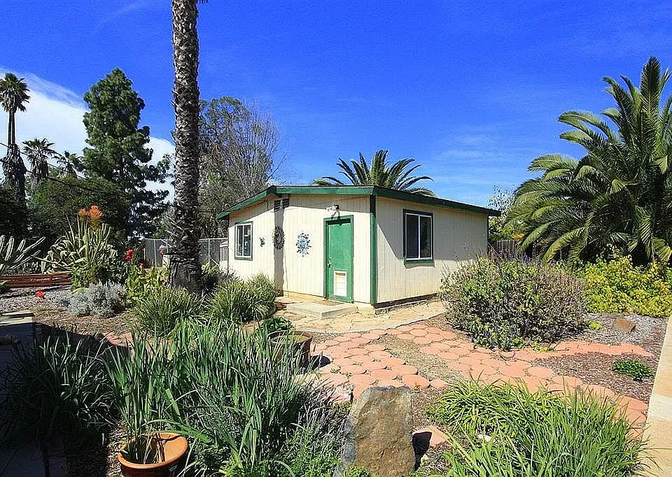 detached garage