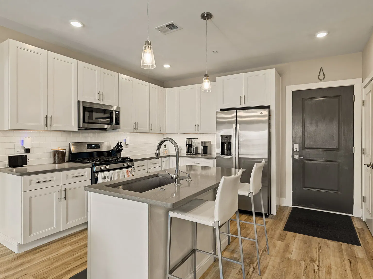 3 bed, 1237 sqft, $3,750 — Photo 1