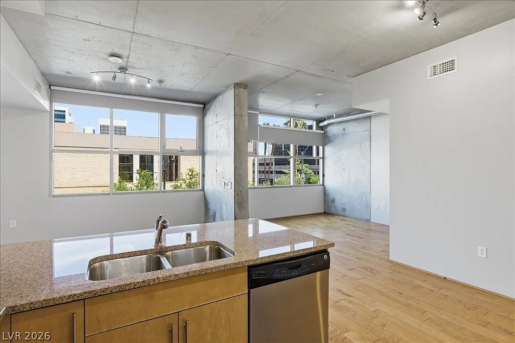 1 bed, 2.0 bath, 984 sqft, $1,995 — Photo 3