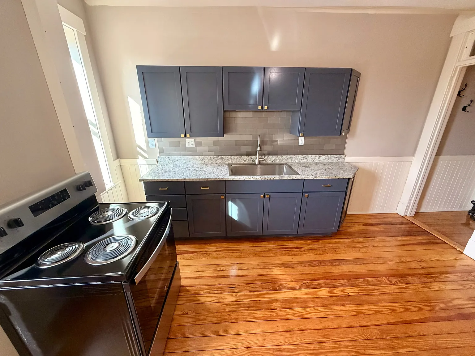 4 bed, 1.5 bath, 1050 sqft, $4,750 — Photo 3