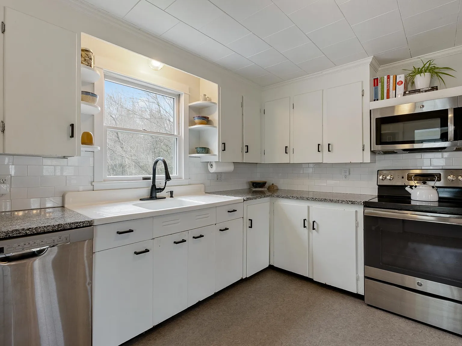 4 bed, 1.5 bath, 1452 sqft, $3,700 — Photo 2