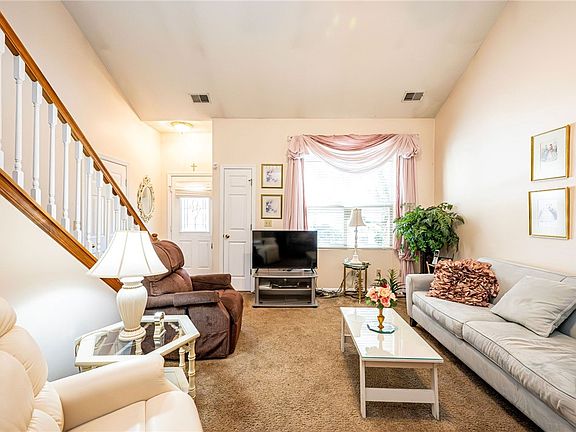 4th image of 404 Lawnview Way