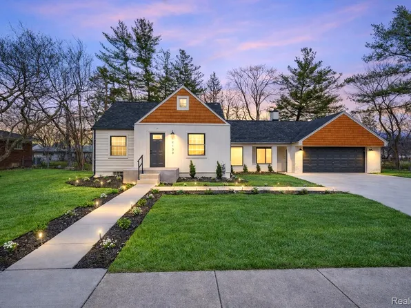 19133 Huntington Ave, Harper Woods, MI 48225