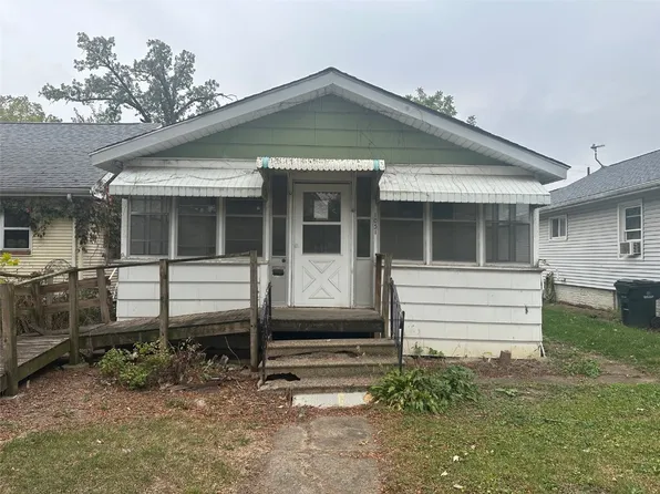 1051 12th St NE, Cedar Rapids, IA 52402