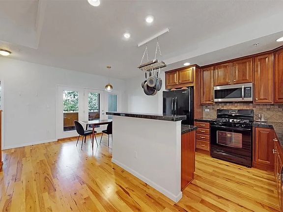 5th image of 423 S Quay St