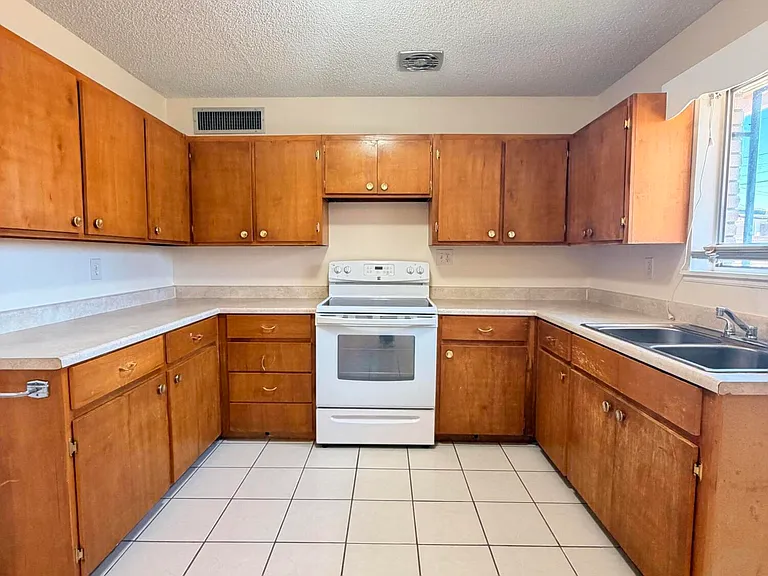 5726 Waycross Ave — Photo 8