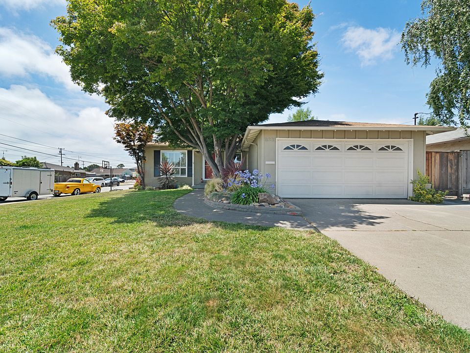 1st image of 833 Carmel Ct