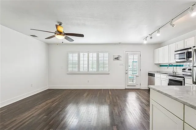 2833 Saint Charles Ave — Photo 8