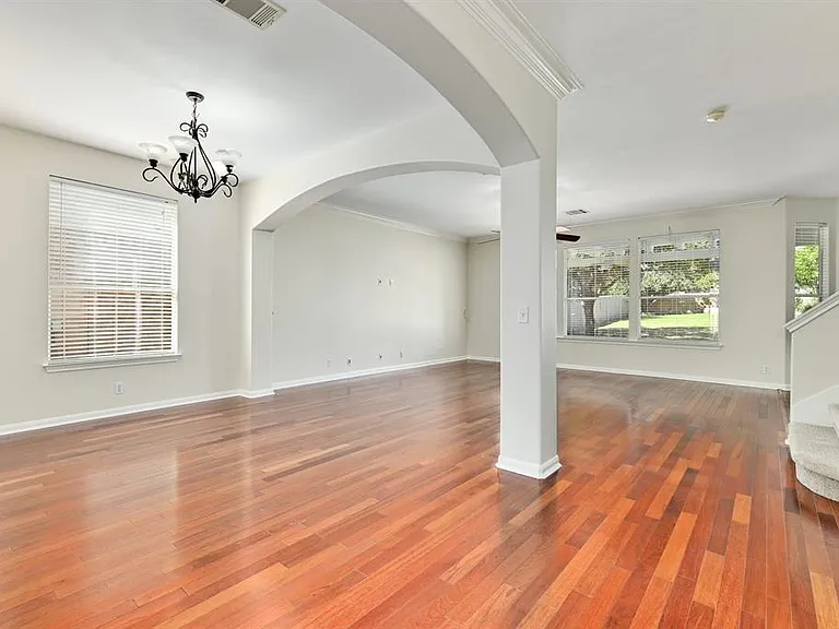 20308 Farm Pond Ln — Photo 10