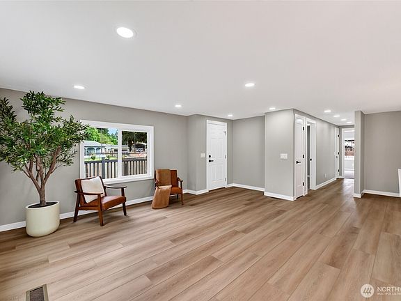 4th image of 13401 215th Avenue E