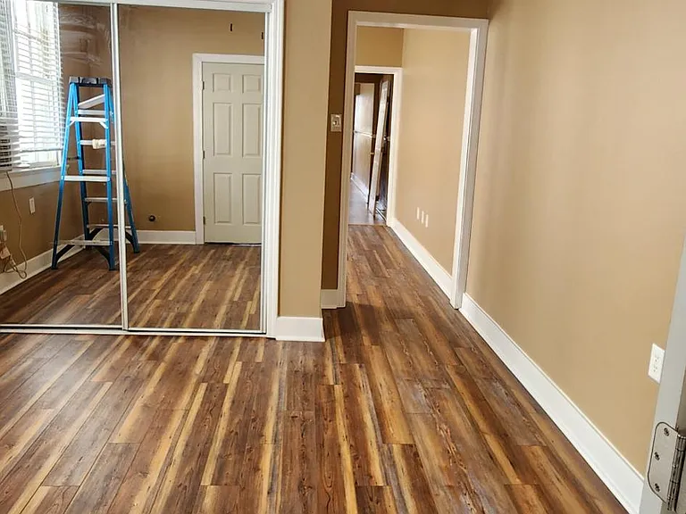 2423 Franklin Ave — Photo 6