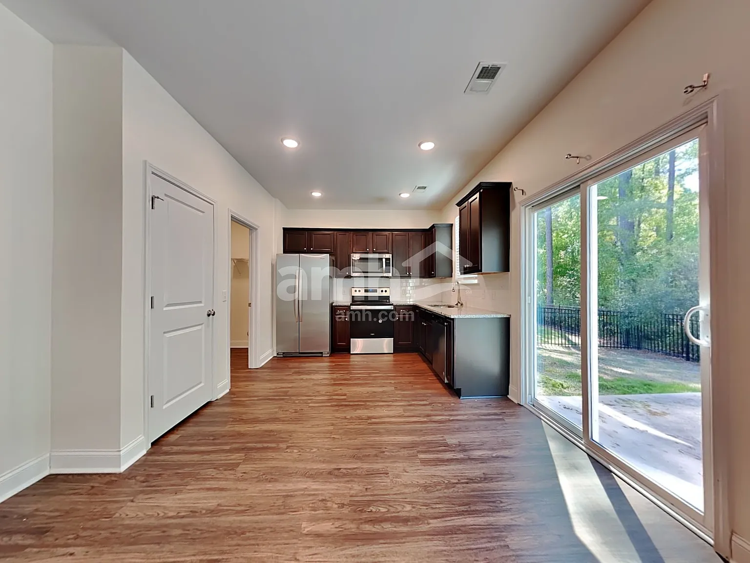 3 bed, 2.5 bath, 1420 sqft, $2,205 — Photo 4