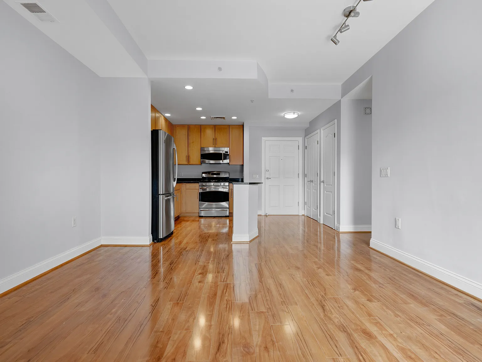 1 bed, 714 sqft, $2,595 — Photo 3