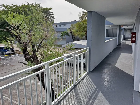 9371 Fontainebleau Blvd APT I220, Miami, FL 33172