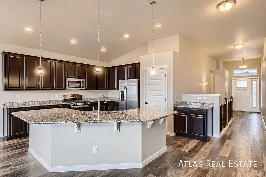Beautiful 5 Bed/3 Bath House w/ Finished Basement in Beautiful Windsor Neighborhood! — Photo 4