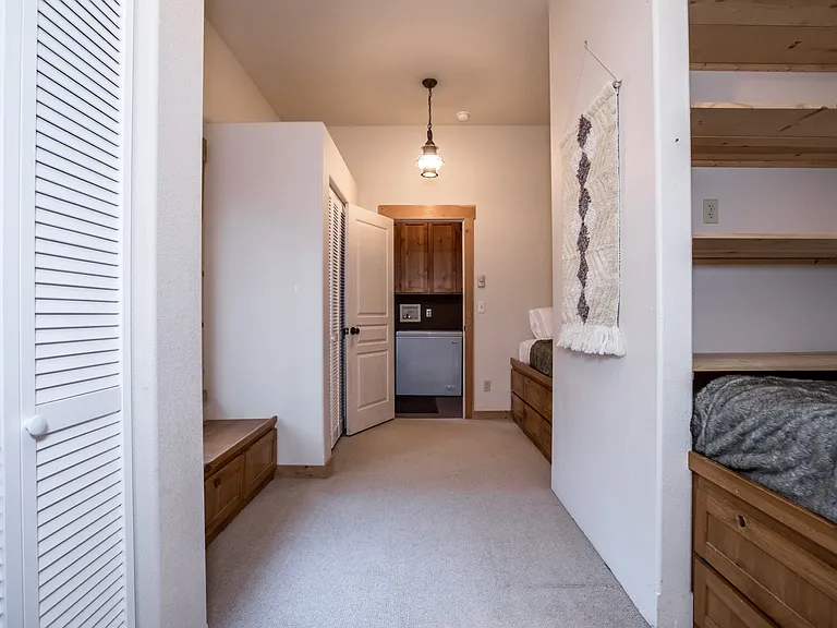1447 N Prairie View Rd — Photo 34