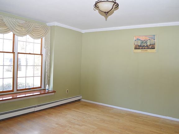 5th image of 8 Dorchester Ct