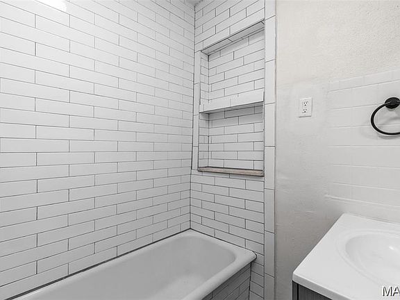 3rd image of 3205 Ivanhoe Ave