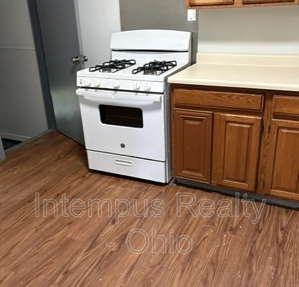 2129 Kensington Ave — Photo 2