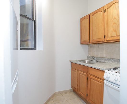 5th image of 624 E 11th St #C3