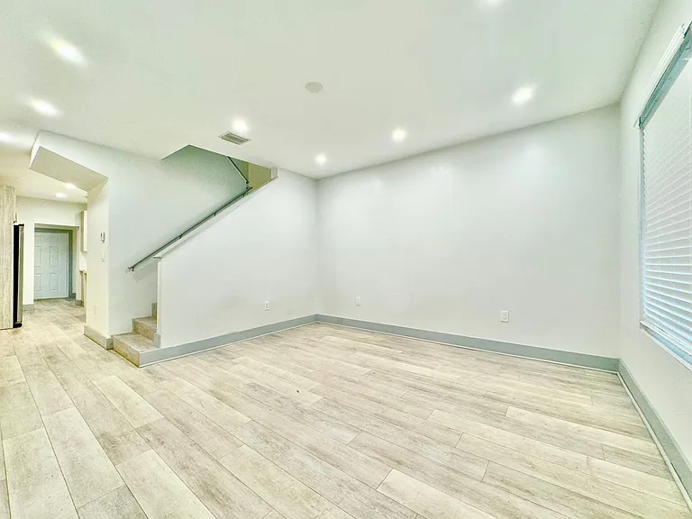 4112 NW 18th Ave — Photo 3