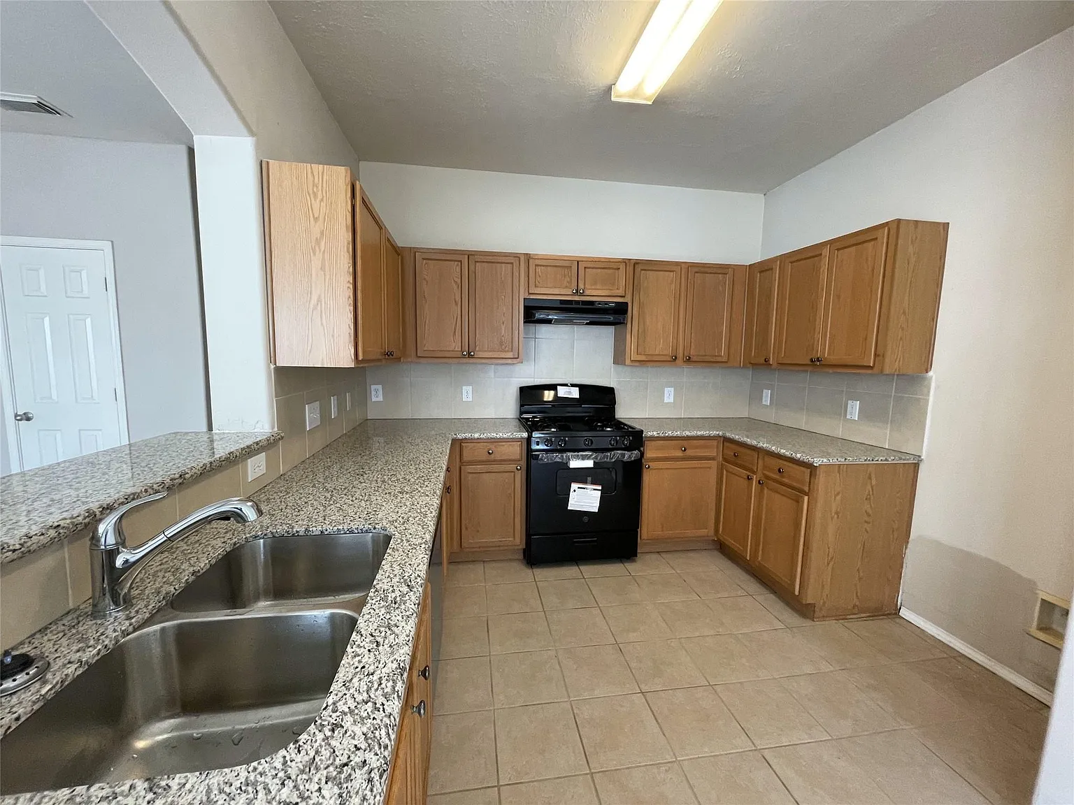 3 bed, 2.5 bath, 1907 sqft, $1,800 — Photo 3