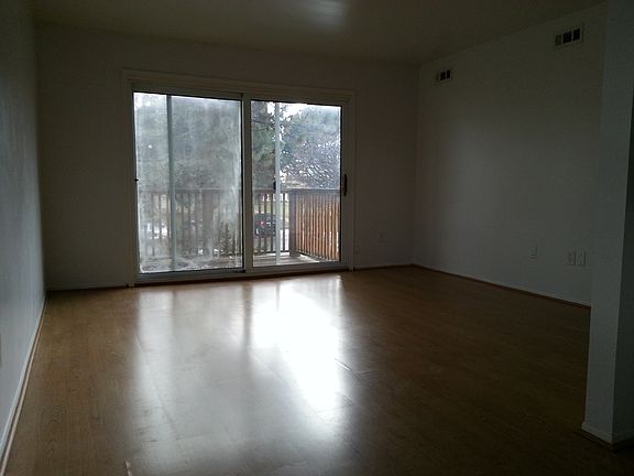 3rd image of 910 Chestnut Hill Dr APT F