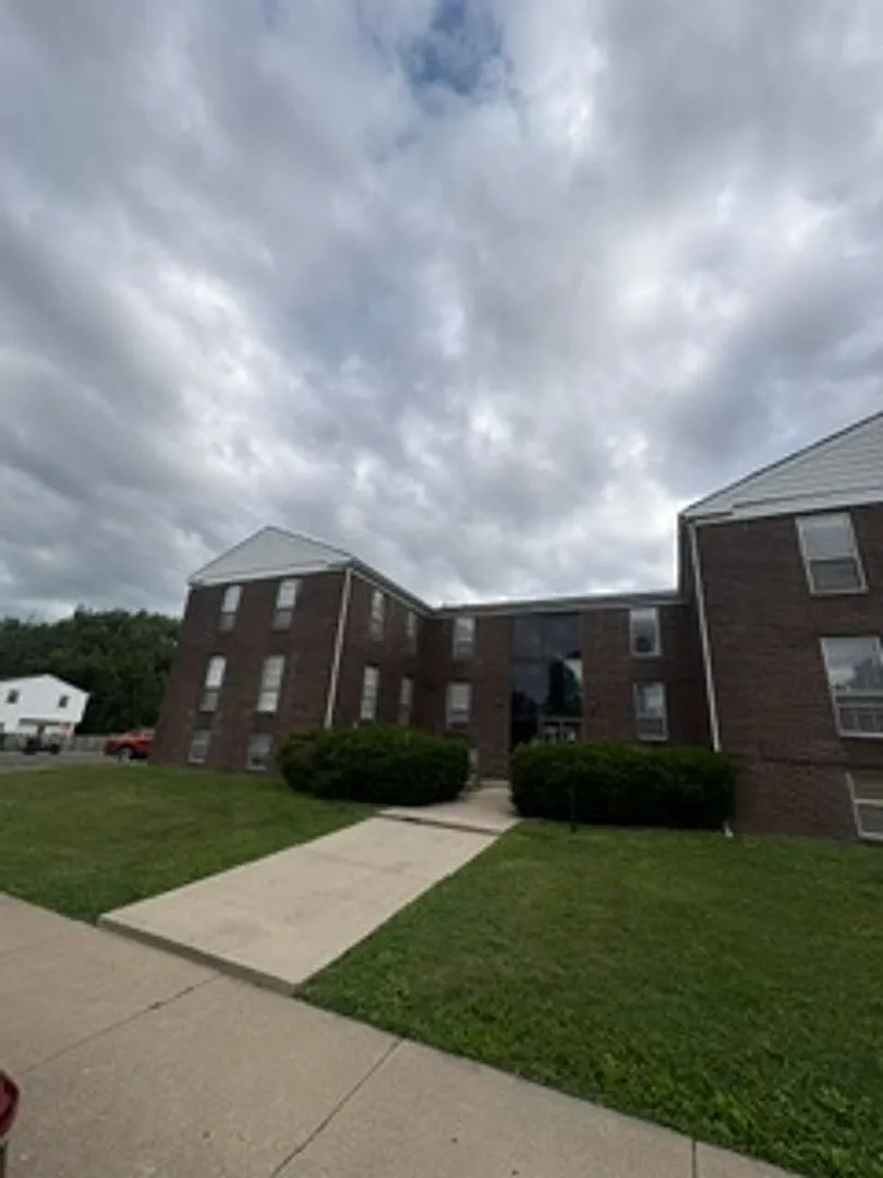 919 W Crestwood Dr — Photo 2